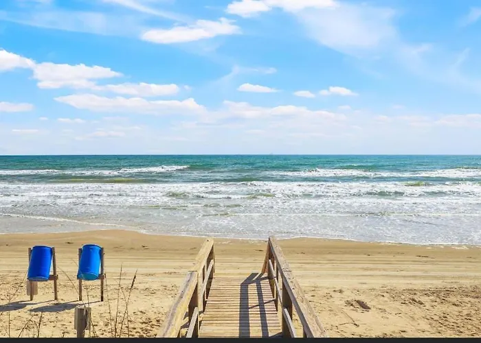 Beachfront Retreat! 3 Steps To Walkover!