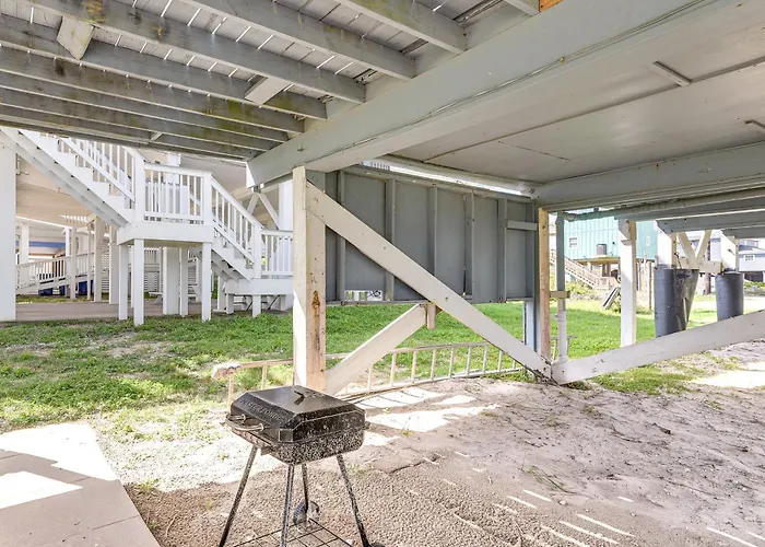 Walk To Gulf: Surfside Beach Home W/ Deck